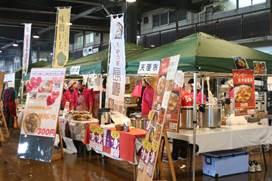 奈良県中央卸売市場で開催された「冬の市場まつり」の会場で自慢の表彰鍋の模擬店がある写真