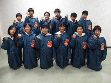 子ども駅伝大会に大和郡山市代表で出場する生徒12名の選手たちが並んだ写真