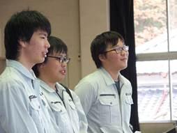 奈良高専の生徒3名が笑顔で並んでいる横顔の写真