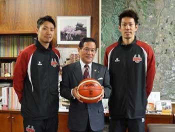 市長室にて「バンビシャス奈良」の2名の選手と市長がバスケットボールを持ち並んで記念撮影している写真