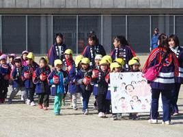 はっぴを着た可愛らしい姿で行進する矢田山保育園児27人の写真