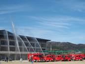 消防車5台による一斉放水の様子の写真