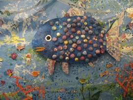 大きな魚に色とりどりのウロコをが付いた「にじいろのさかな」という作品の写真