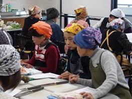 色取り取りの頭巾を被った「大和の味の歴史教室」参加者の写真