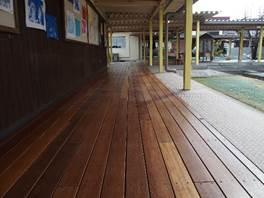 耐震補強工事が完了した市立幼稚園の廊下の写真