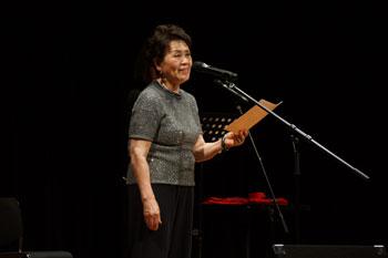 講演と座談会の間に歌唱披露が行われ、「大和鉄道唱歌」を熱唱する山口佳惠子さんの写真