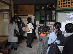 京エコロジーセンターで「探検クイズ」に挑戦する高学年の子どもたちの写真