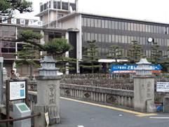市役所前の堀にかかる古風なデザインの「百寿橋(ひゃくじゅばし)」の写真