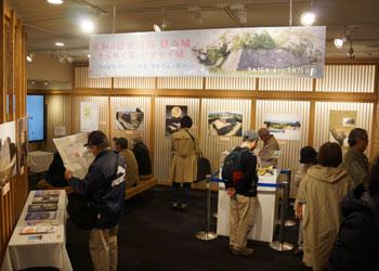 沢山の展示物が飾られた、東京日本橋で行われた郡山城天守台展望施設の完成をPRイベントの写真
