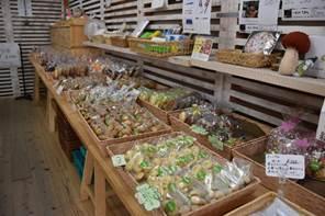 店内の販売棚に陳列された新鮮野菜や手作りクッキーの写真
