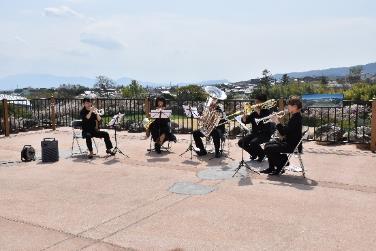 郡山城天守台で金管五重奏を演奏している様子の写真