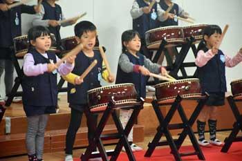 子供たちが和太鼓を演奏している様子の写真