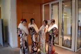 郡山城ホール内の扉付近にいる白い毛皮の巻物に振袖姿の女性4人の集合写真