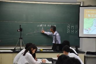 等圧線の引き方を黒板に書いている先生の写真