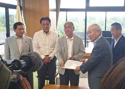 奈良県知事へ決議書を手渡す市長・町長らの写真