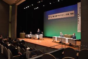 第7回奈良県にリニアを！の会総会で、会場の壇上にて挨拶をする会長の亀田忠彦橿原市長