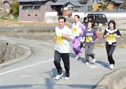 力走する上田市長と、男女3人の写真