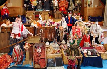 祭りをイメージした多くの人形が並べられている写真