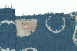 青色の丸の模様が描かれ上側が毛先が出ている布の写真