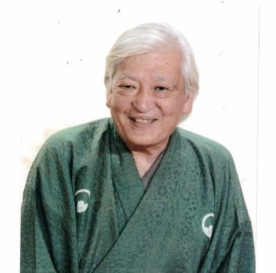 緑色の和服を着た白髪のご年配の男性の写真
