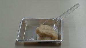 スプーンが添えてある試食用の胡麻豆腐の写真