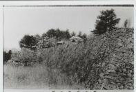 石畳の壁とその奥にテント張り茶屋が写っている、大正10年頃のモノクロ写真