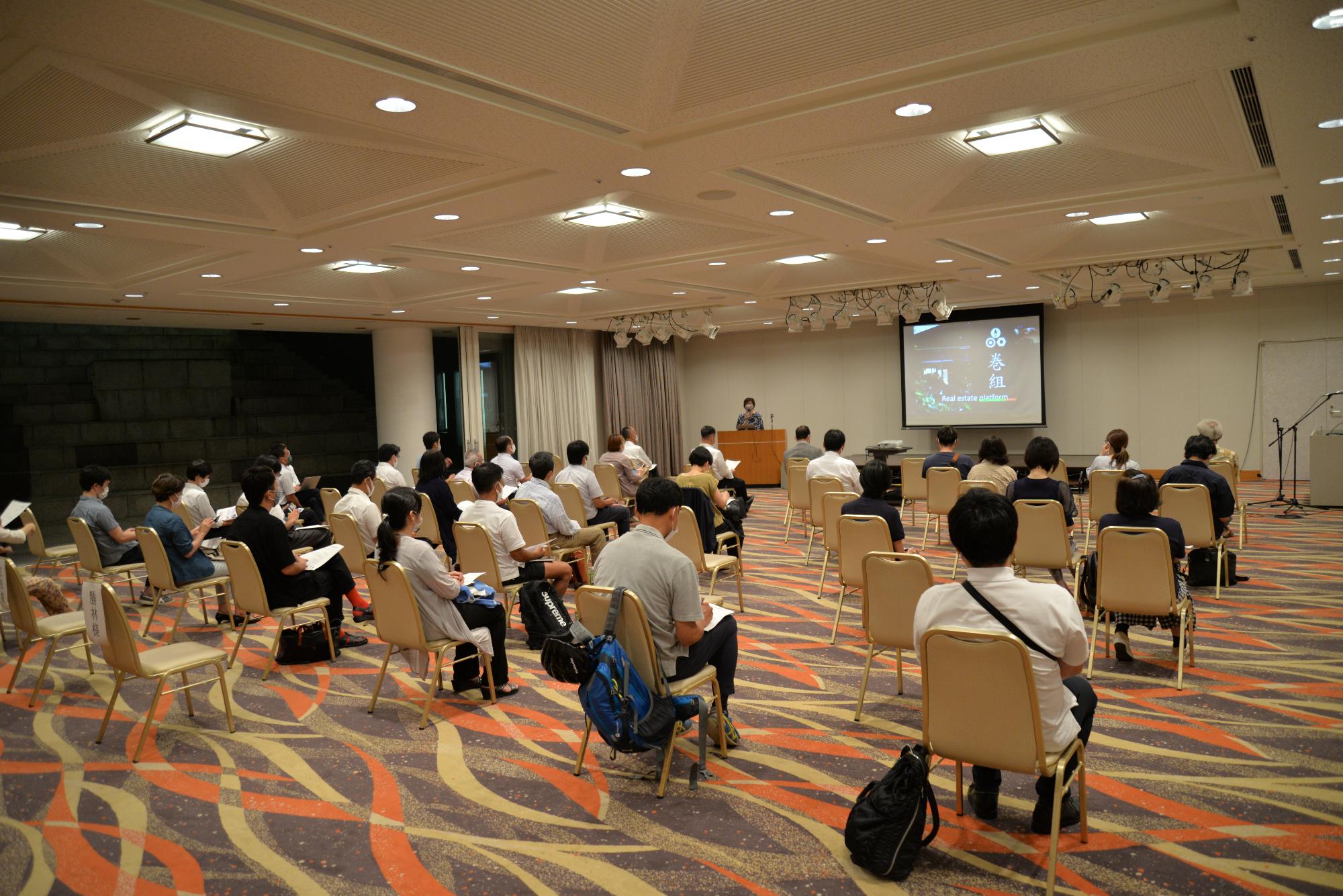 やまと郡山城ホールレセプションホールにて講演会をしている様子を後ろから写した写真