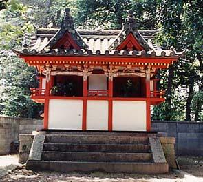 一間社流造の社殿を二棟並べ、一つの屋根の下におさめた構造をしている八幡神社本殿の写真