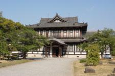 正面付近にて撮影された、旧奈良県立図書館の外観の写真