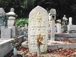 墓所の中に立てられた、舟形の石碑に刻まれている十三仏を収めた写真