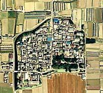稗田環濠及びその内側にある道の入り組んだ集落を収めた航空写真