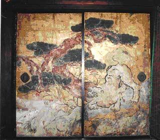 金箔地に松や唐獅子が描かれた唐獅子図戸襖絵の写真