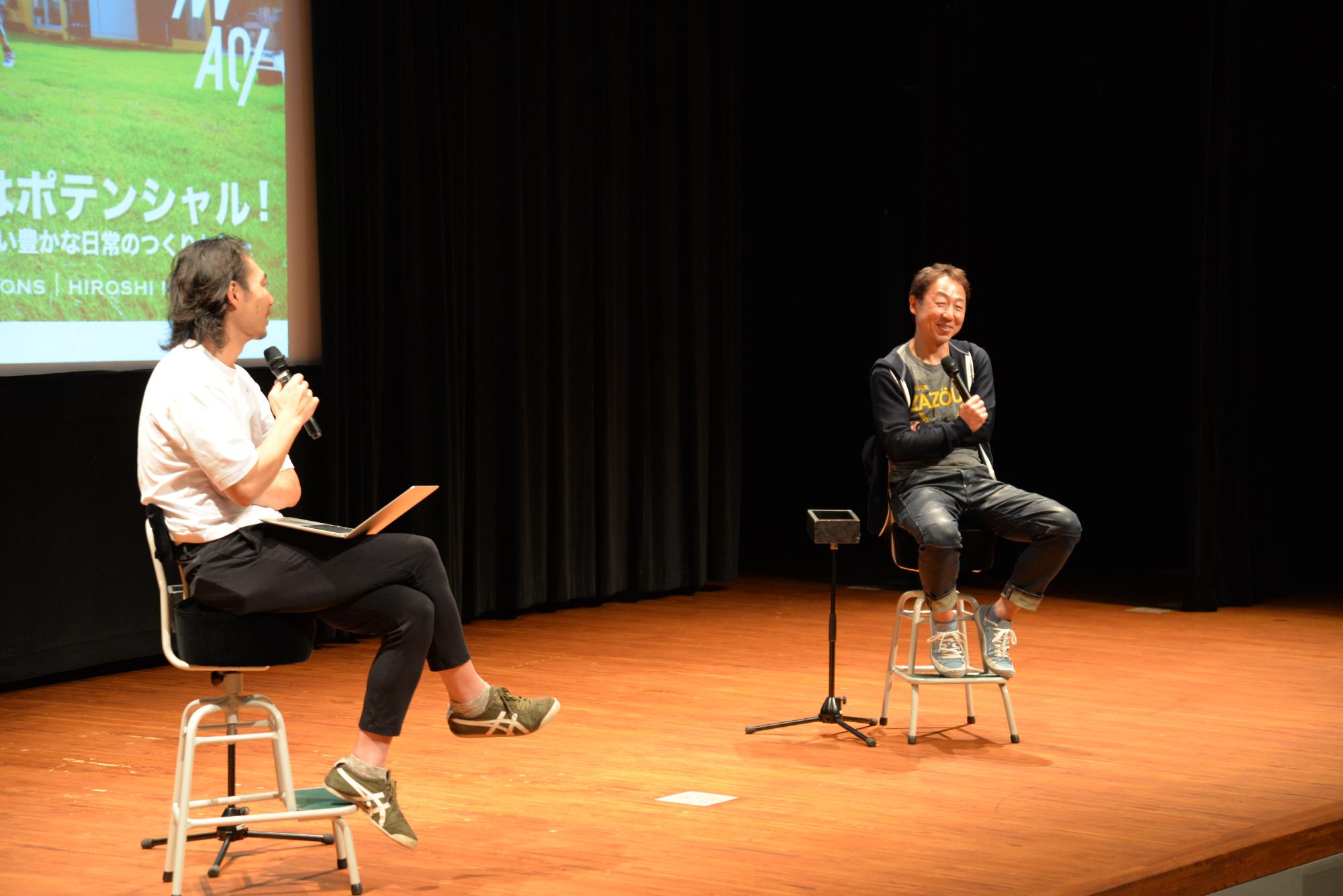 ステージ上で西村浩氏と加藤寛之氏が観客席に向かって椅子に座りながら参加者の質問に答えている。