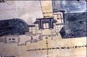 石垣や門が描かれている、複数色で書かれた町割図の写真