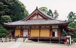 入母屋造、本瓦葺の松尾寺本堂の写真