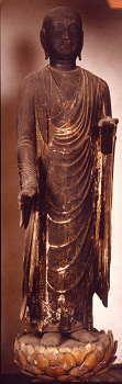 蓮華座の上に立っている木造地蔵菩薩立像の写真