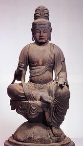 左足を踏み下して坐している木造虚空蔵菩薩坐像の写真