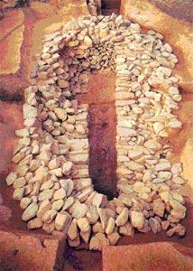 石が積み上げられている小泉大塚古墳内部の写真