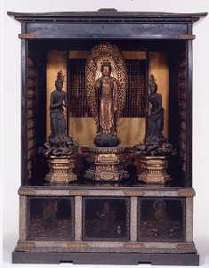基壇に像が描かれ、内に阿弥陀三尊像を収めた紫檀塗螺鈿厨子の写真