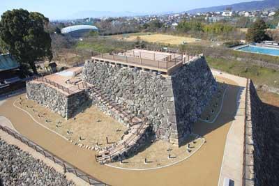 俯瞰にて撮影された大和郡山城の天守台展望施設の写真