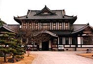 正面より撮影された、旧奈良県立図書館の外観の写真