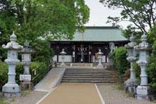 正面より撮影された、柳澤神社拝殿の外観の写真