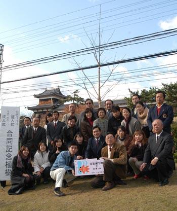 成人式・盛人式合同記念植樹に臨んで撮影された、実行委員メンバーたちの記念写真(平成15年12月15日撮影)