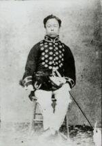 郡山藩最後の藩主の柳澤保申(やすのぶ)の立ち姿を撮った白黒写真