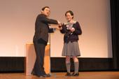 制服姿の女の子と賞状を渡す上田市長の写真