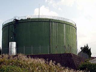大きな緑色をした円筒型の建造物の写真