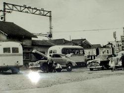 昭和20年に撮影された近鉄郡山駅前に何台かの車が走っている写真