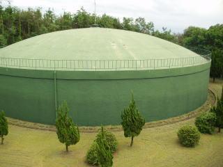 円筒に丸い屋根がついた建物、矢田山第3配水池の建物の写真