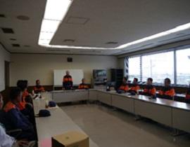 会議室で話し合う消防団員の写真