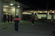 夜間に消防署で整列する消防団員の写真